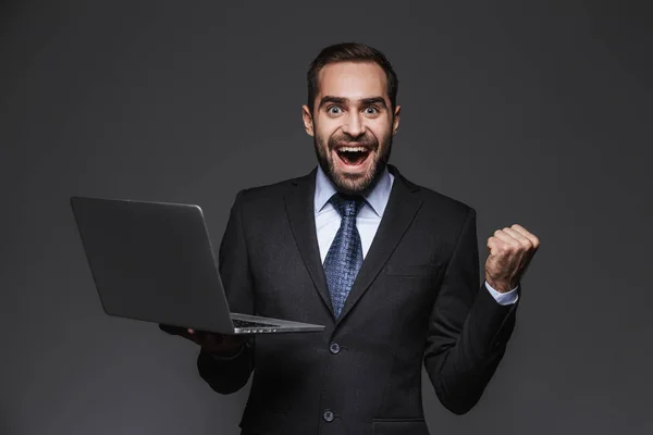 Retrato de un hombre de negocios guapo y seguro — Foto de Stock