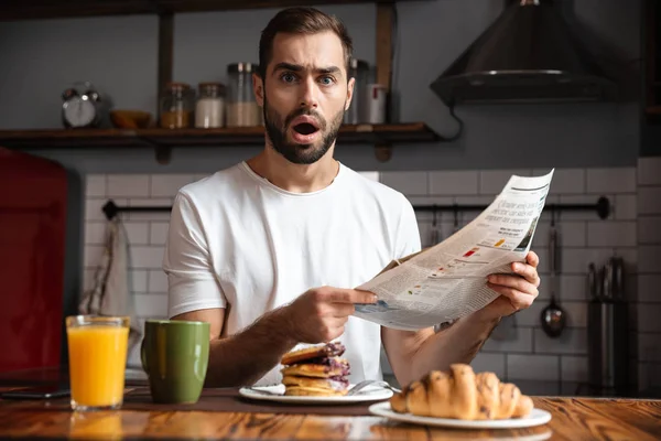 Arg chockad man äter frukost — Stockfoto