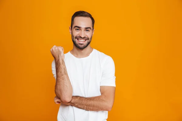 Immagine di uomo allegro 30s con barba e baffi sorridente mentre — Foto Stock