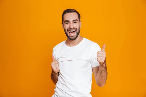 Bilden av glada mannen 30s med skägg och mustasch visar tummen — Stockfoto