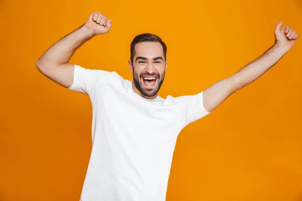 Immagine di uomo eccitato 30s con barba e baffi sorridente mentre s — Foto Stock