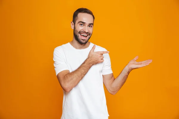 Bilden av optimistiska människan 30s med skägg och mustasch visar kopia — Stockfoto