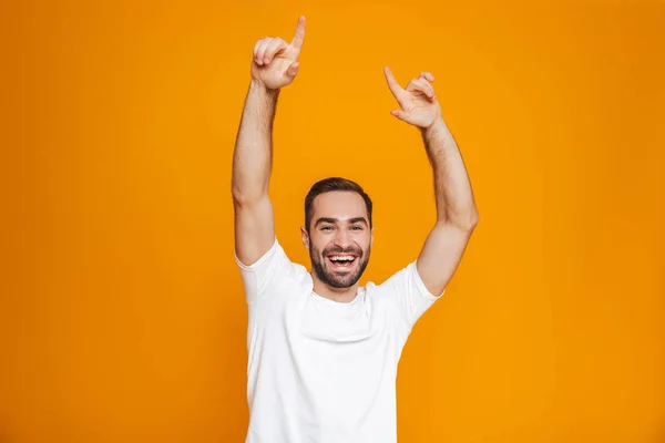 Imagem de homem alegre 30 anos com barba e bigode sorrindo enquanto st — Fotografia de Stock