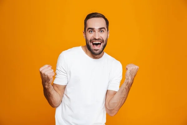 Imagen del hombre positivo 30s con barba y bigote apretando el puño —  Fotos de Stock