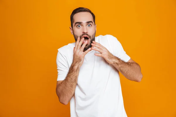 Bilden av glada mannen 30s med skägg och mustasch som täcker munnen — Stockfoto