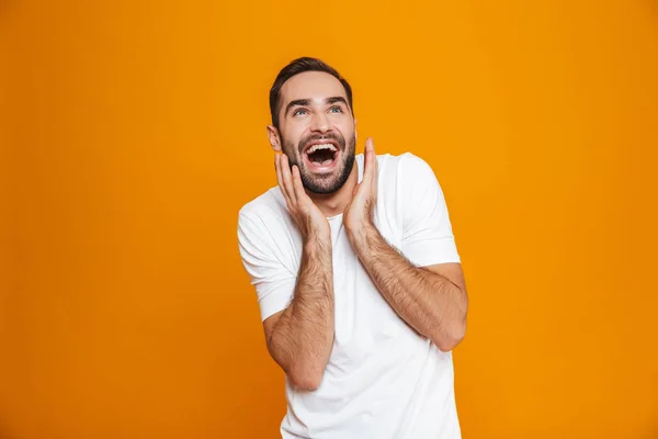 Foto van gelukkig man 30s met baard en snor lachen terwijl st — Stockfoto