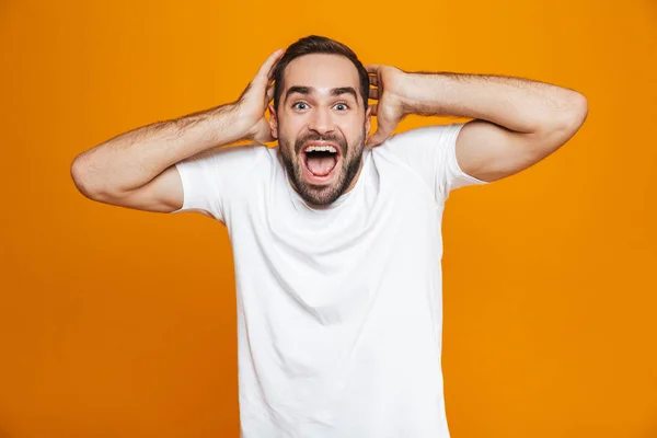 Kép az örömteli ember 30s szakáll és bajusz rángatás fej wh — Stock Fotó