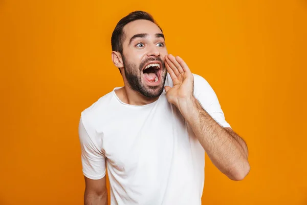 Bild eines schnurrbärtigen Mannes 30 im T-Shirt beim Telefonieren oder Schreien — Stockfoto