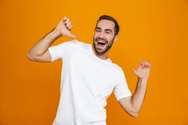 Immagine di attraente ragazzo 30s in t-shirt puntando il dito contro di lui — Foto Stock