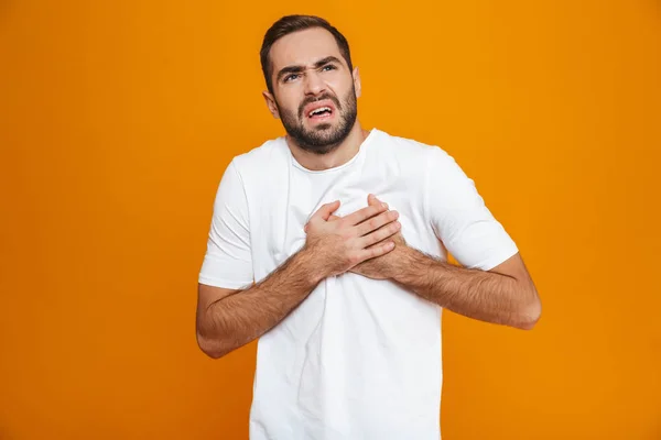 Imagen de un joven de 30 años en camiseta tocando su corazón debido a — Foto de Stock