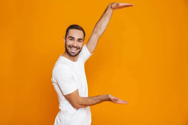 Imagen del hombre alegre de 30 años con barba y bigote mostrando copyspac — Foto de Stock