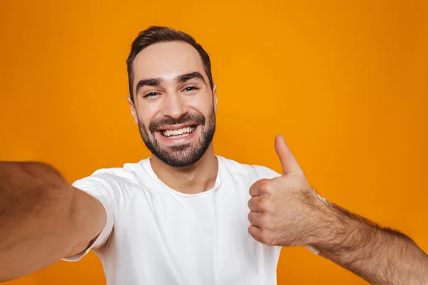 Retrato de hombre amistoso 30s en camiseta riendo mientras toma se — Foto de Stock