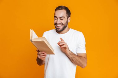 Görüntü çekici adamın 30'lu yaşlarda beyaz t-shirt tutarak ve okuma