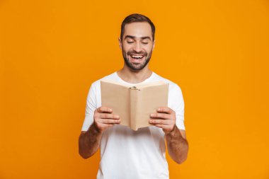 Esmer adam 30'lu yaşlarda beyaz t-shirt tutarak ve b okuma görüntüsünü