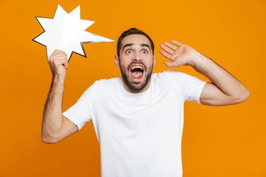 Neşeli adam 30'lu rahat kıyafet boş fikir şeytan tutarak fotoğrafı