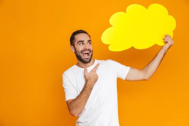 Esmer adam 30'lu mesaj kabarcık tutan giyim görüntü,