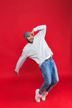 Tam boy görüntü olumlu adamla 30'lu sakal ve bıyık la