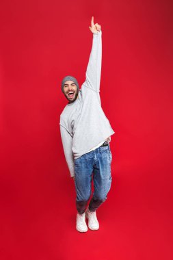 Tıraşsız adamla 30'lu sakal ve bıyık la tam boy görüntü