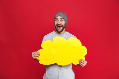 Beyaz adam 30'lu giyen şapka mesaj kabarcık, holding görüntüsünü ben