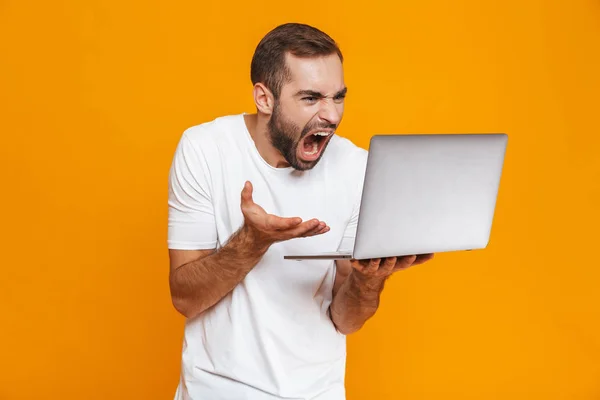 Πορτρέτο του νευρικοί άνθρωπος 30s σε λευκό t-shirt ουρλιάζοντας και holdi — Φωτογραφία Αρχείου