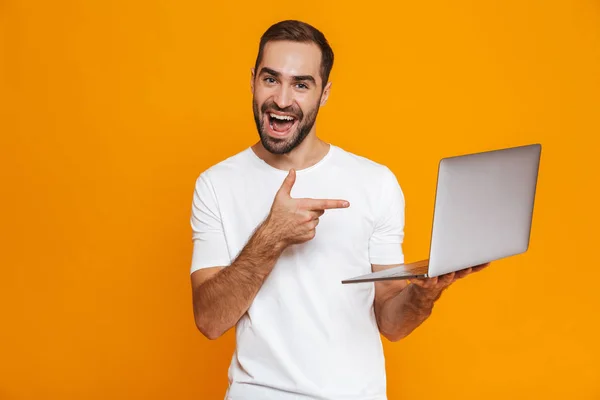 Portret van knappe man 30s in wit t-shirt bedrijf zilveren ronde — Stockfoto