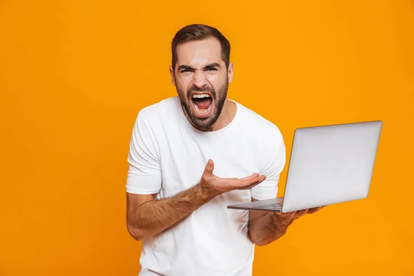 Retrato del hombre irritado 30s en camiseta blanca gritando y hol —  Fotos de Stock