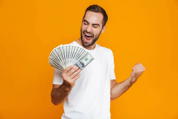 Krásný muž 30s v oblečení drží balík peněz — Stock fotografie