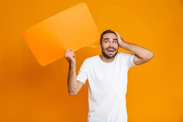 Foto do homem não raspado 30 em desgaste casual segurando copyspace placa — Fotografia de Stock