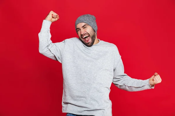 Bild av glada mannen 30s med skägg och mustasch skrika och r — Stockfoto