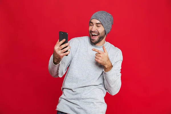 Imagen del hombre europeo de 30 años con barba y bigote sosteniendo smartp — Foto de Stock