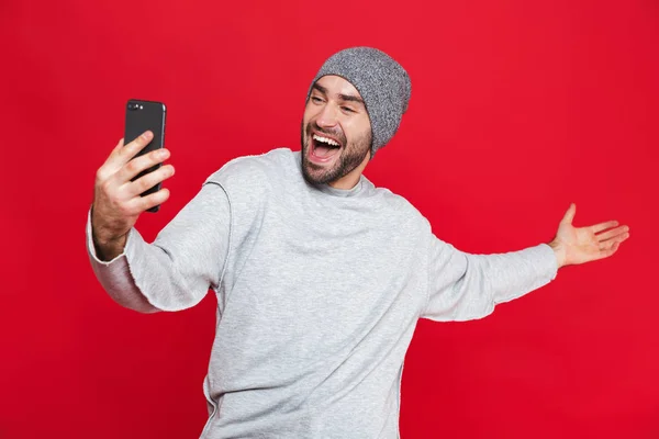 ひげと口ひげの smartpho を保持している楽しい男 30 代のイメージ — ストック写真