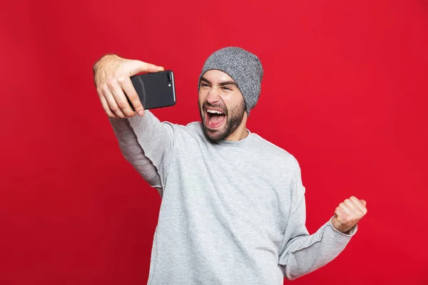 Görüntü gülümseyen adam akıllı telefon ve alma selfie ph tutan 30s — Stok fotoğraf
