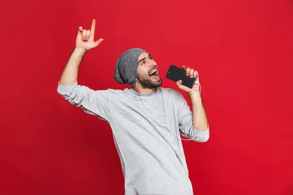 Imagem do homem caucasiano dos anos 30 cantando enquanto ouve música com — Fotografia de Stock