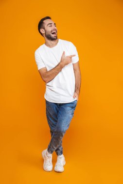 Sakallı adam 30'lu t-shirt ve jeans pointi tam boy görüntü