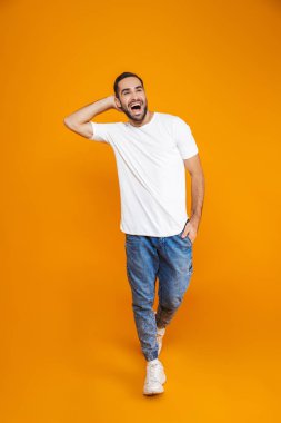 Tam boy görüntü beyaz adamın 30'lu t-shirt ve jeans laug