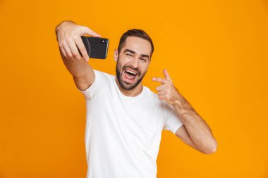 Memnun adam 30'lu gülüyor ve se alarak rahat kıyafet fotoğrafı