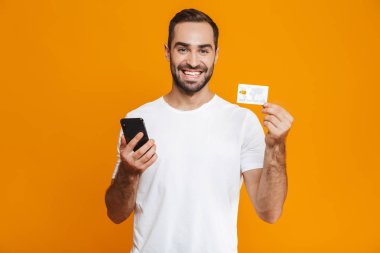 Fotoğraf çekici adamın 30'lu rahat kıyafet smartphone tutarak bir