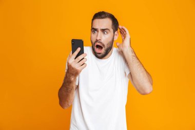 Dehşete adam 30'lu rahat fotoğrafı giymek mobil fon arıyor