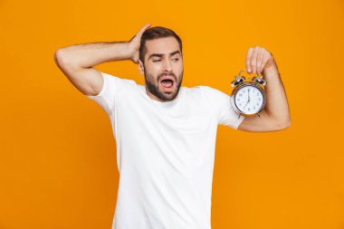 Tahriş olmuş adam 30'lu rahat kıyafet çalar saat, holding fotoğrafı ben