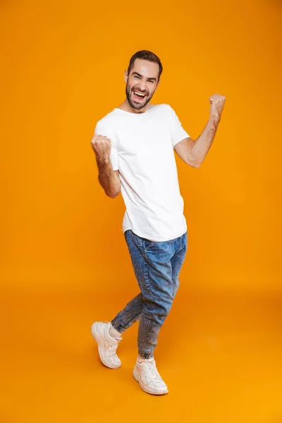 Immagine a figura intera di ragazzo ottimista 30s in t-shirt e jeans cle — Foto Stock