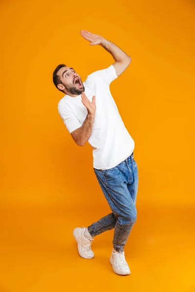 Imagen completa de chico asustado 30s en camiseta y jeans rai — Foto de Stock