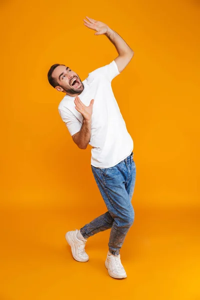 Imagen completa de chico alegre 30s en camiseta y jeans raisi — Foto de Stock