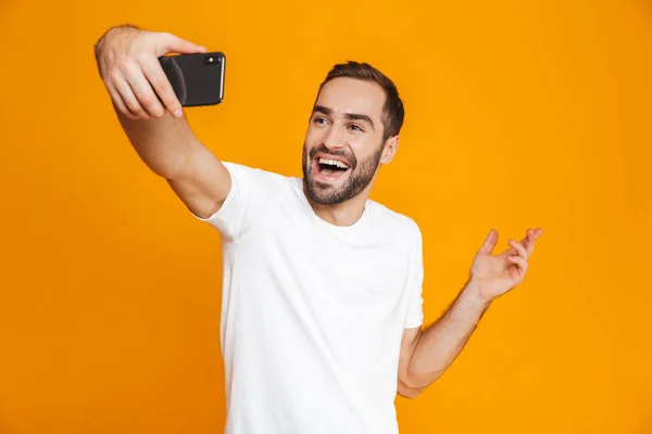 Foto de chico alegre 30s en ropa casual riendo y tomando selfi — Foto de Stock