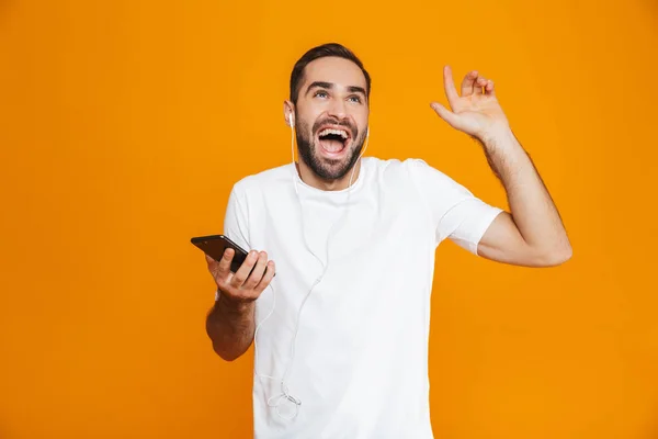 Foto de morena 30 anos ouvindo música usando fones de ouvido e — Fotografia de Stock