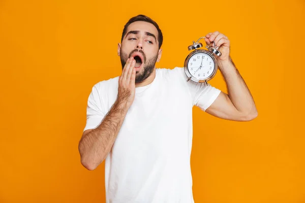 Foto van de betrokken mens 30s in vrijetijdskleding bedrijf alarm clock, ik — Stockfoto