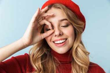 Beyaz sarışın kadın 20'li yaşlarda giyen kırmızı bere gösteren portresi 