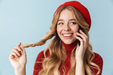 Cep telefonuyla konuşurken mütevazi Kız 20'li yaşlarda giyen kırmızı bere fotoğrafı