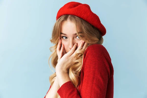 Πορτρέτο του ξανθιά Καυκάσιος γυναίκα 20s φορώντας κόκκινα μπερέ κρύβεται μια — Φωτογραφία Αρχείου