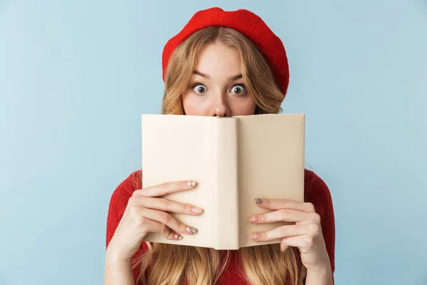 Okos szőke nő 20-as visel piros beret olvasókönyv képe — Stock Fotó