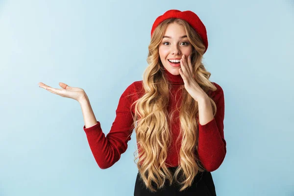 Bilden av gorgeous blond kvinna 20s bär röd basker leende och — Stockfoto